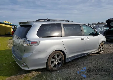 2015 Toyota Sienna Se Premium 8-Passenger z USA, uszkodzony, nr VIN 5TDXK3DC5FS662967